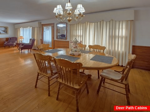 Three Bedroom Vacation Home with Dining Area - Parkway Retreat