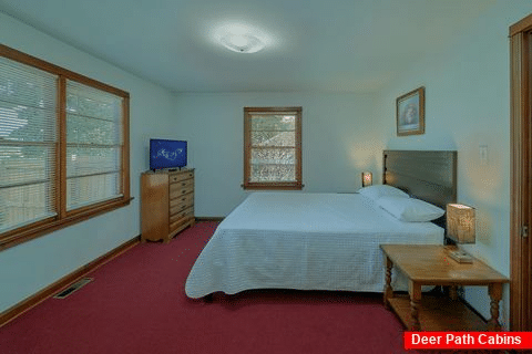 Queen Bedroom with Cable TV and WiFi - Parkway Retreat