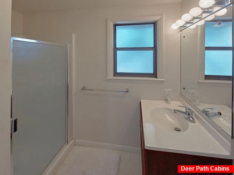 Common Bathroom with Shower - Parkway Retreat