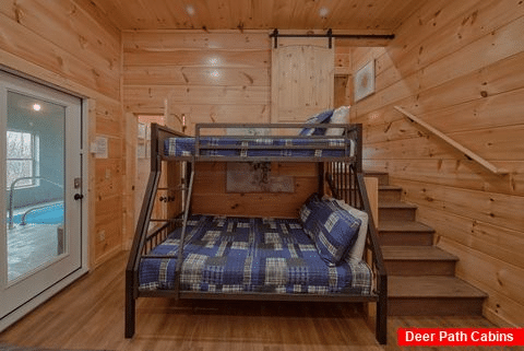 2 bedroom cabin with bunk beds and TV - Bandit Lodge