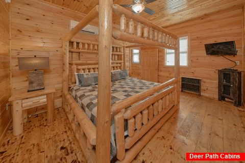 Spacious 6 bedroom cabin with 3 King beds - Fireside Retreat