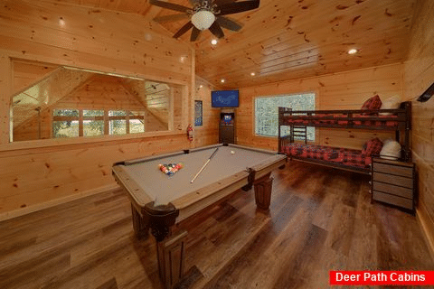 Large 1 Bedroom Cabin with Pool Table and Arcade - A Beary Good Life
