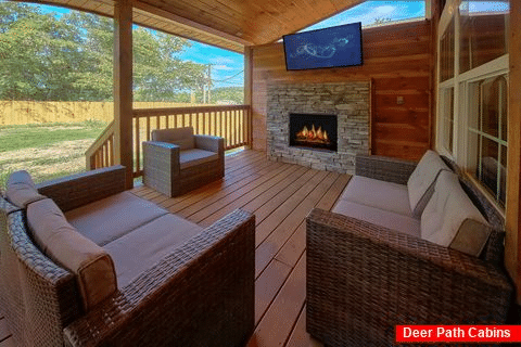 2 Bedroom Cabin with Spacious Outdoor Seating - Makin' Memories
