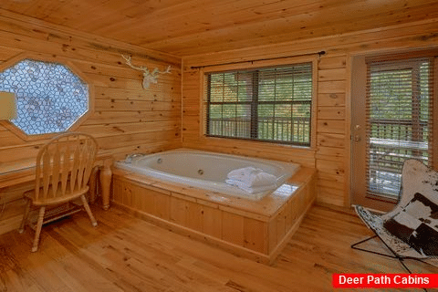 4 Bedroom with Master and Jacuzzi Main Floor - Grand Getaway Cabin