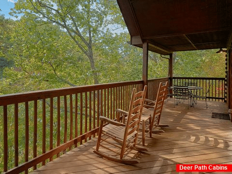 4 Bedroo with Picnic Table and Rocking Chairs - Grand Getaway Cabin
