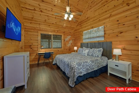 Main level Master Bedroom in 2 bedroom cabin - Cozy Escape