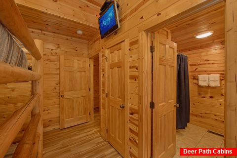 Queen Bunk bedroom with TV and bathroom - A Perfect Stay