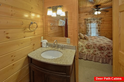 Private Bedroom and Bathroom in 4 bedroom cabin - Fleur De Lis