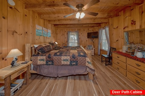 Luxurious Master King Suite in Cabin Rental - Serenity Ridge