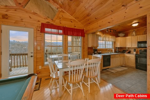 Luxurious 1 Bedroom Cabin with a Dining Table - Bear Hugs