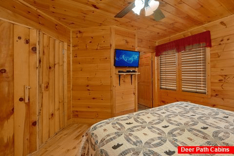 1 Bedroom Cabin with Great Views of the Smokies - Bear Hugs