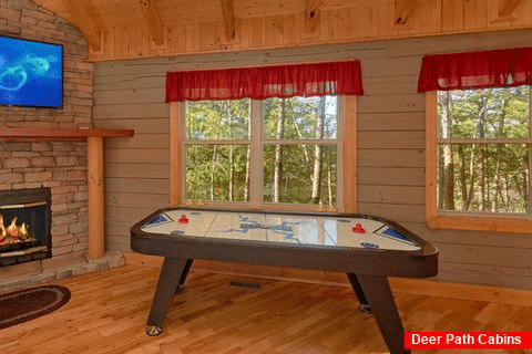 1 Bedroom Cabin with an Air Hockey Table - Higher Ground
