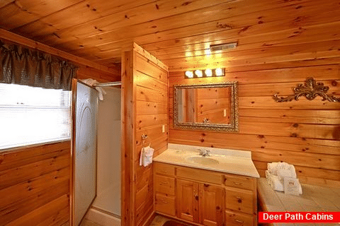 Premium 2 Bedroom Cabin with a Walk-in Shower - Lucky Break