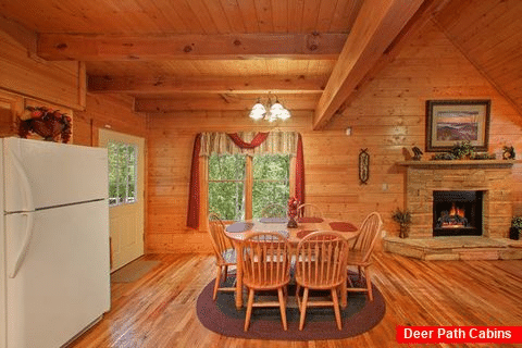 Premium Cabin Fully Furnished with Dining Table - Hemlock Hideaway