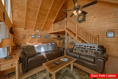 Living room with Fireplace in Mountain cabin - Autumn Run