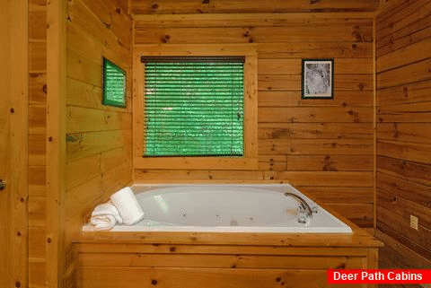 Honeymoon cabin with jacuzzi Tub in the bedroom - Git - R - Done