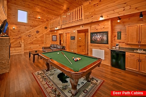 Cabin with Pool table and Wet bar - Snuggled Inn