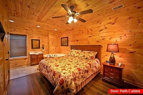 Cabin with King bed and corner jacuzzi - Snuggled Inn