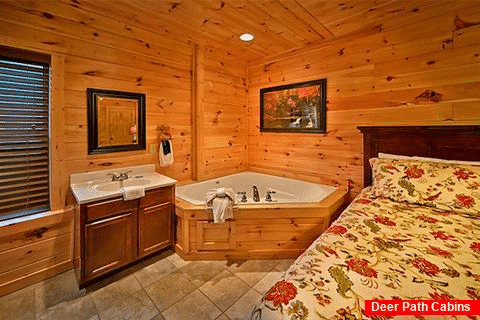 Cabin with Jacuzzi and private bath - Snuggled Inn