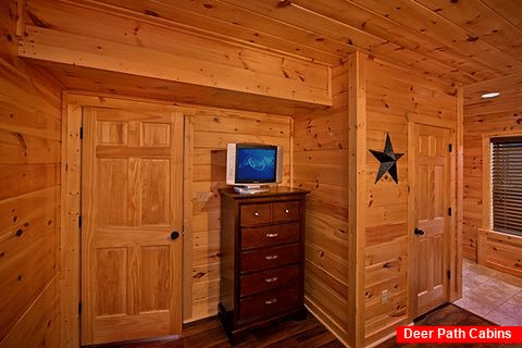 Cabin with King Suite and TV - Snuggled Inn