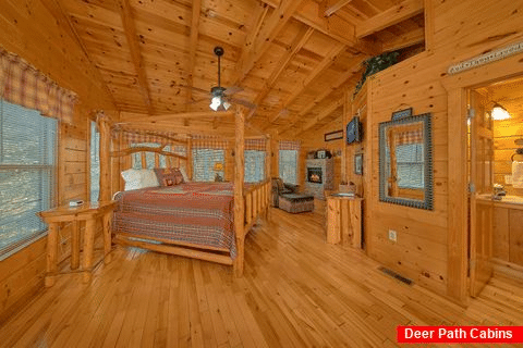 King Sized Master Suite in Cabin - A Bear Encounter