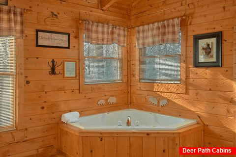 King size bedroom with jacuzzi tub - A Bear Encounter