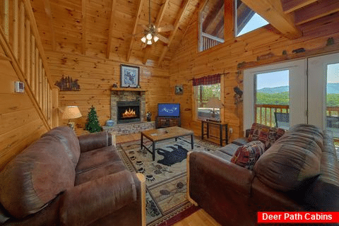 3 Bedroom cabin with Fireplace and Mountain View - A Lazy Bear's Hideaway
