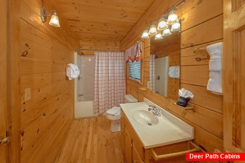 3 Bedroom cabin with King bed and Private Bath - A Lazy Bear's Hideaway