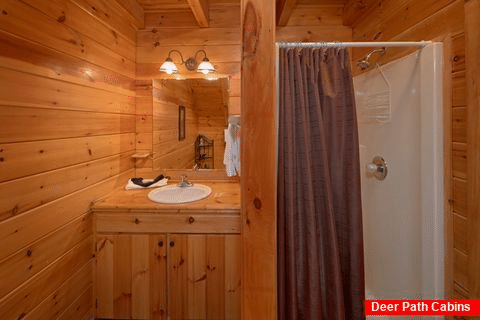 Premium cabin with 3 private bathrooms - A Lazy Bear's Hideaway