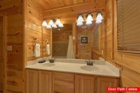 Spacious Master bath in 4 bedroom cabin - Absolutely Viewtiful