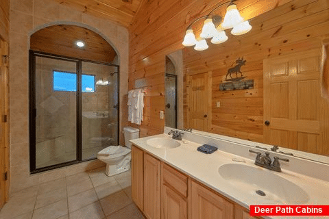 4 bedroom cabin with luxurious bathroom - Absolutely Viewtiful