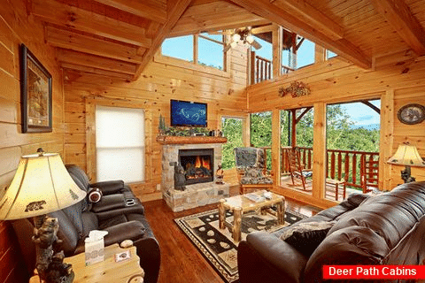Cabin with Spacious Living Room - Adventure Lodge
