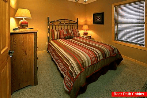 Queen Bedroom in Cabin - Bear E Nice