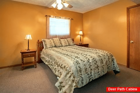 Cabin with 1 King Bed and 5 Queen bedrooms - Family Gathering
