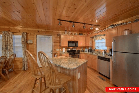 Family Size Cabin with full kitchen and bar seat - del Rio Lodge