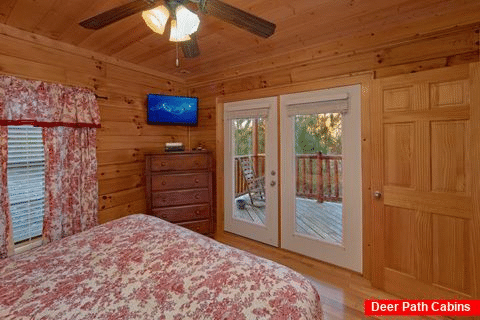 King bedroom with private Deck 4 bedroom cabin - del Rio Lodge