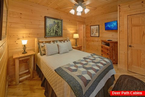 King Bed with Views 2 Bedroom Cabin Sleeps 6 - Tip Top