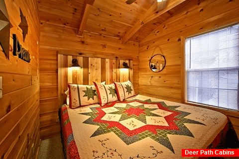 Cabin with King bedroom and log headboard - Secret Rendezvous