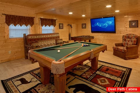 Pool Table and Game Room in Premium Cabin - April's Diamond