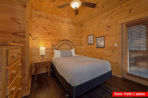 4 bedroom cabin with private queen bedroom - Fishin Hole