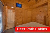 Queen bedroom with private bath in cabin rental