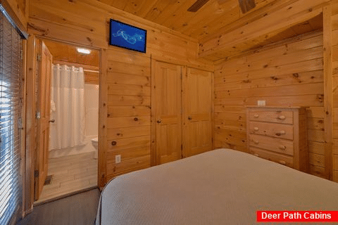 Queen bedroom with private bath in cabin rental - Fishin Hole
