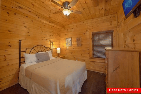 Resort cabin with 2 private queen bedrooms - Fishin Hole
