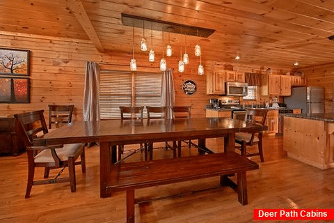 5 bedroom cabin with large dining area - Moonshine Manor