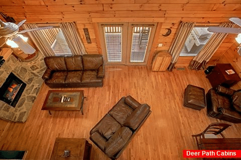 5 bedroom cabin with large TV and sitting area - Moonshine Manor