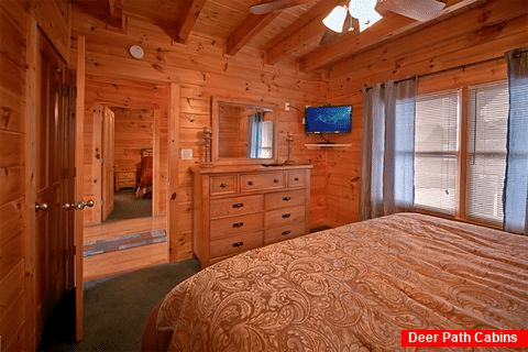 Cabin with King suite and flat screen TV - Timber Lodge