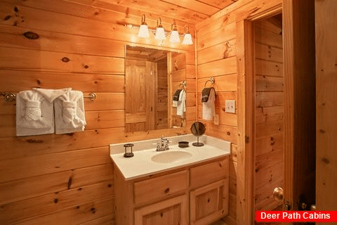 Cabin with 5 baths - Moonshine Manor