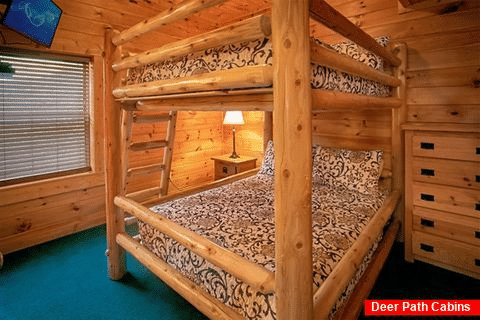 Cabin with Queen bunk beds - Moonshine Manor