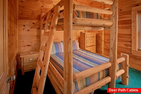 Cabin with 2 sets of Queen bunk beds - Moonshine Manor