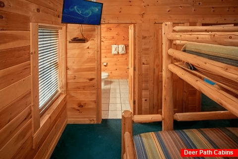Cabin with queen bunk beds and TV - Moonshine Manor